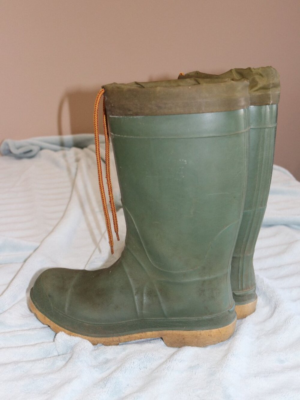Women's Size 8 hunting/outdoor boots.